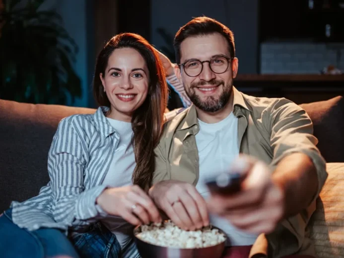 Manželský pár sledující televizi