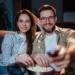 Manželský pár sledující televizi