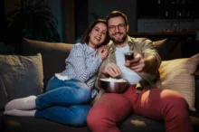 pár se dívá na televizi
