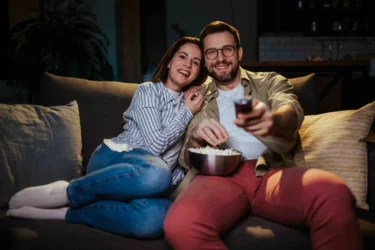 pár se dívá na televizi