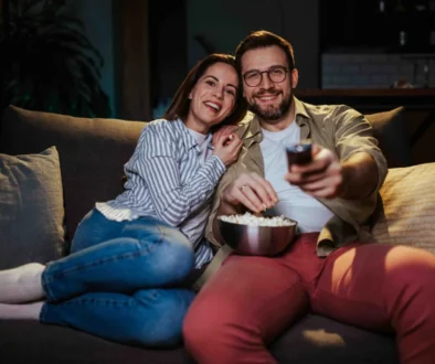 Co nás čeká u televize o víkendu? pár se dívá na televizi
