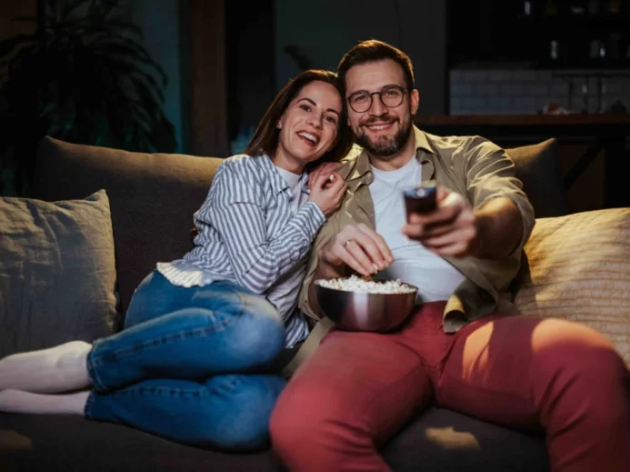 pár se dívá na televizi
