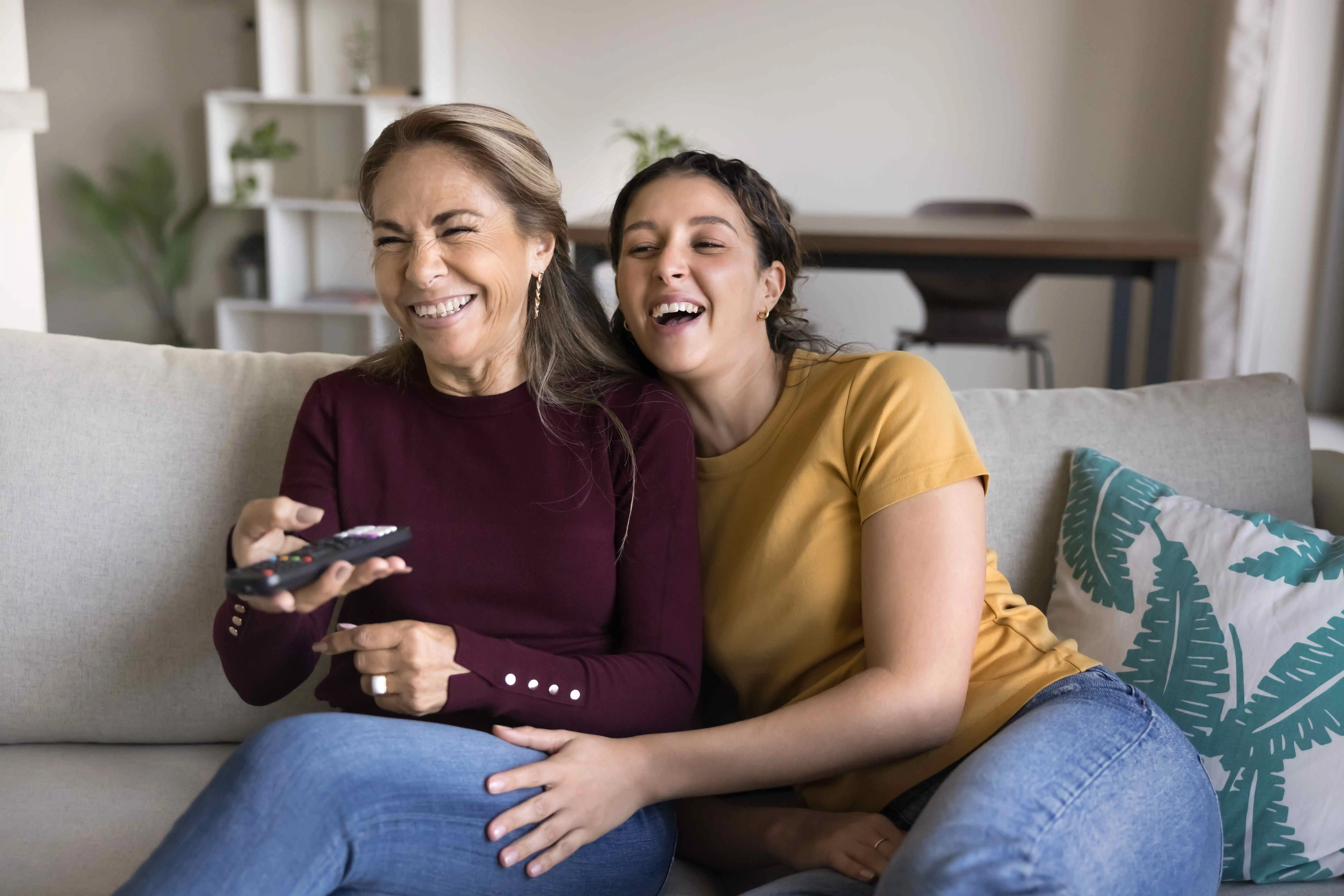 Matka s dcerou koukají na film