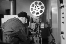 Muž promítá starý film