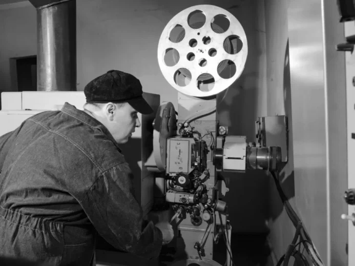 Muž promítá starý film