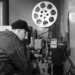 Muž promítá starý film