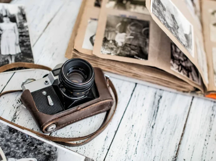 Starý fotoaparát a fotoalbum