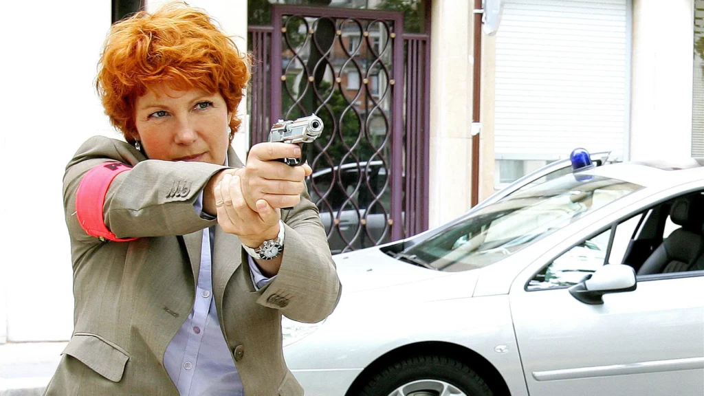 Scéna z kriminálního seriálu Julie Lescautová, v akci se zbraní, v roli policejní komisařky.