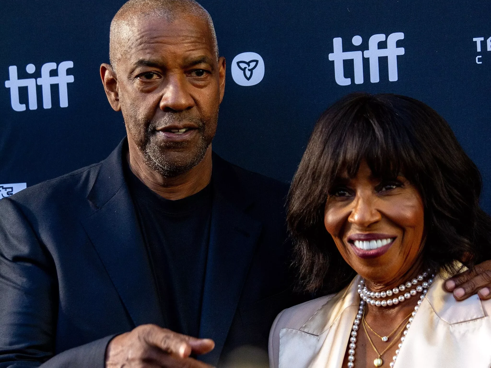 V proměnlivém Hollywoodu jsou výjimkou. Podívejte se na dojemné snímky slavných párů, které se osvědčily v průběhu let po boku jeden druhému.