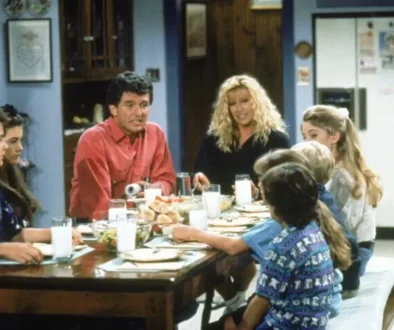 Postavy ze seriálu Krok za krokem sedí kolem stolu v domácí kuchyni