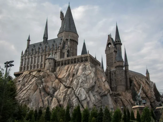 Kouzelnická škola, kterou navštěvuje Harry Potter