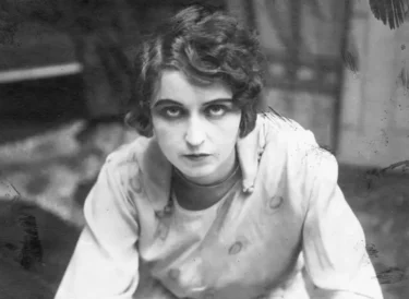 Herečka Suzanne Marwille na portrétní fotografii z období němého filmu