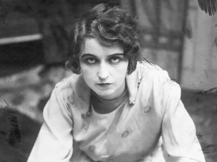 Herečka Suzanne Marwille na portrétní fotografii z období němého filmu