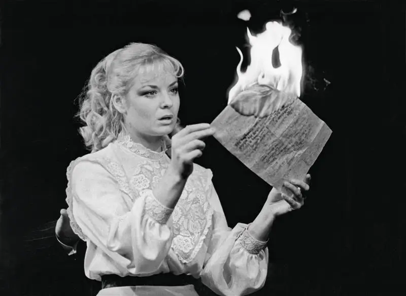 - VIPshow Mladá Vilma Cibulková v Národním divadle.