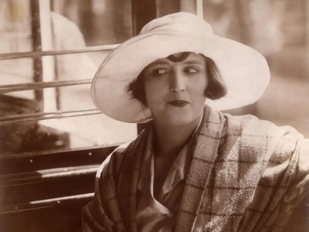 - VIPshow Suzanne Marwille zachycená ve světlém klobouku a kabátku