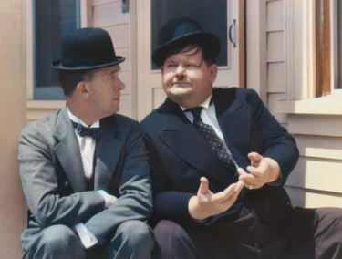 Laurel a Hardy sedí na verandě