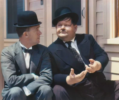 Laurel a Hardy sedí na verandě