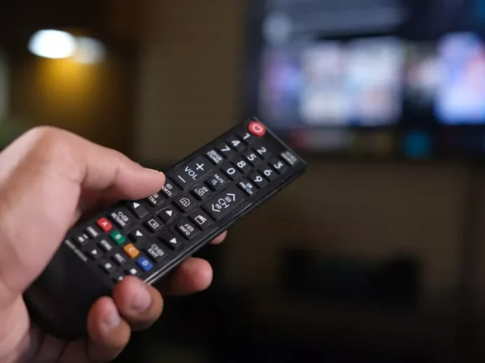 dálkové ovládání na televizi