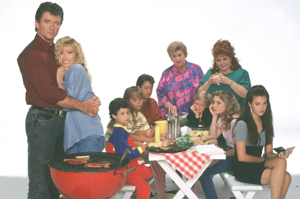 Hlavní představitelé seriálu Krok za krokem pózují u piknikového stolu