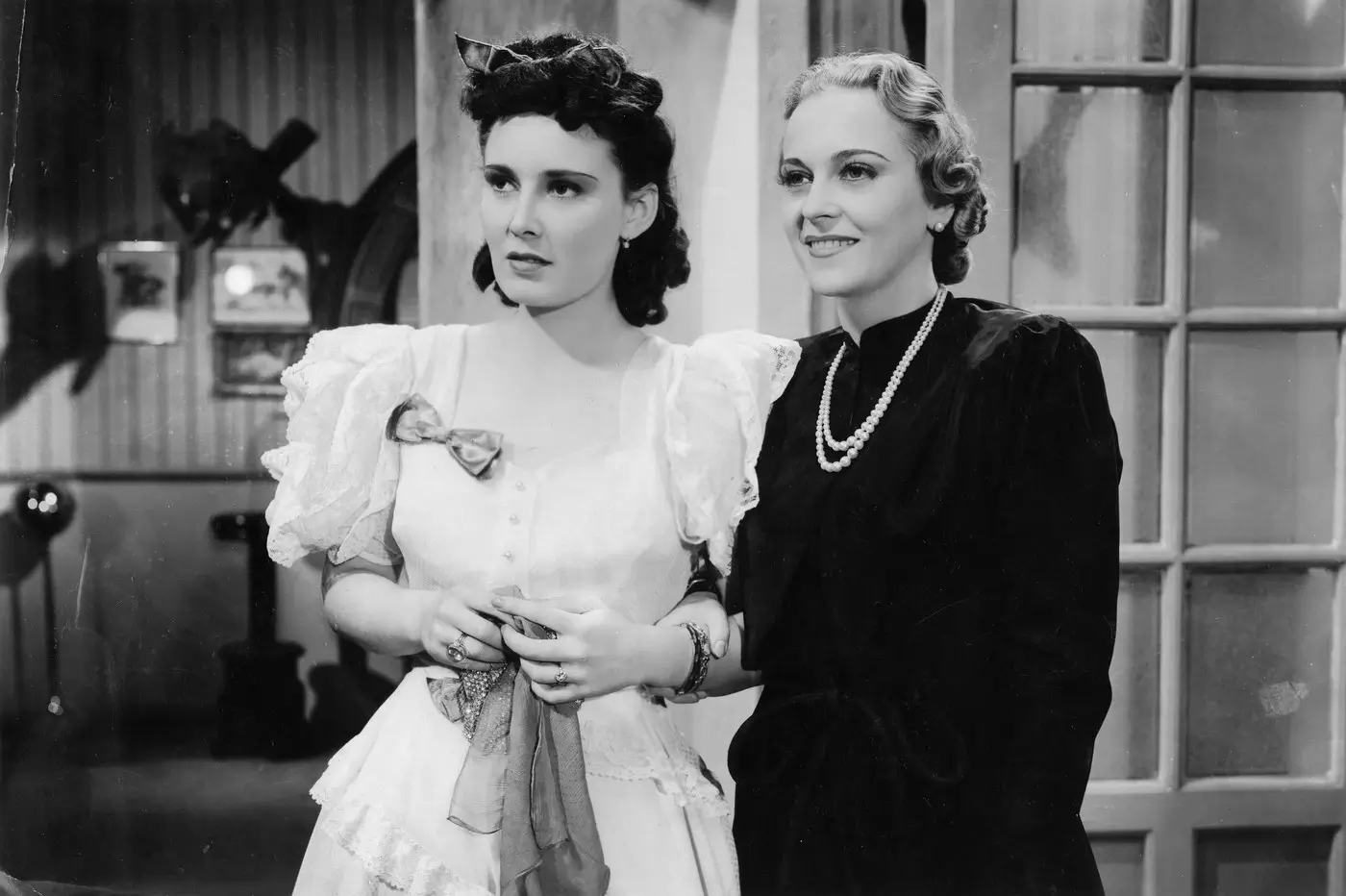 Hádanka: Tuto skvělou českou herečku určitě znáš jako elegantní starší paní. V mladosti byla překrásná. Kdo je to?