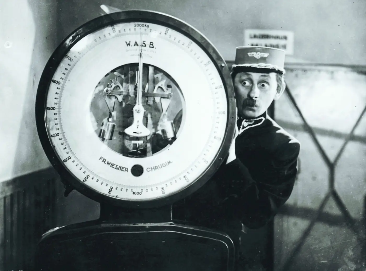 Retro kvíz pro fanoušky klasických filmů: Legendární citáty Vlasty Buriana. Zvládne to jen opravdový filmový znalec!