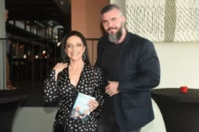 Lucie Bílá v elegantních černých šatech s puntíky a Radek Filipi v saku