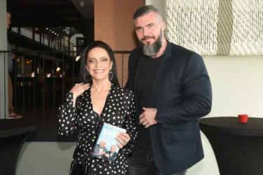 Lucie Bílá v elegantních černých šatech s puntíky a Radek Filipi v saku