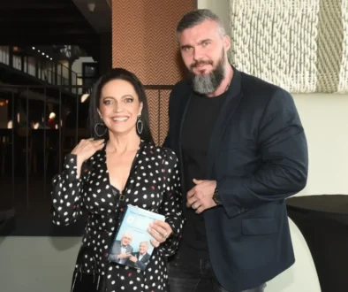 Lucie Bílá v elegantních černých šatech s puntíky a Radek Filipi v saku