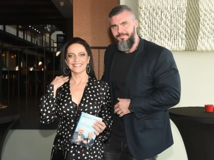 Lucie Bílá v elegantních černých šatech s puntíky a Radek Filipi v saku