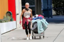 Bývalá modelka Loni Willison kráčí po ulici v Los Angeles s nákupním vozíkem