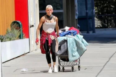 Bývalá modelka Loni Willison kráčí po ulici v Los Angeles s nákupním vozíkem