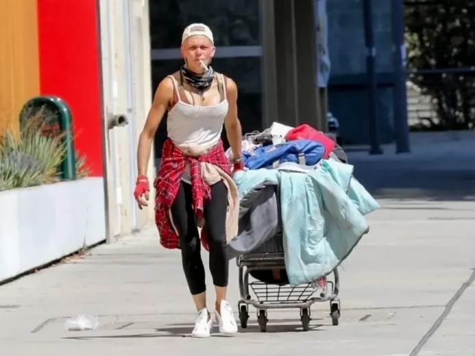 Bývalá modelka Loni Willison kráčí po ulici v Los Angeles s nákupním vozíkem