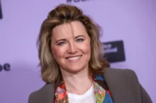 Lucy Lawless se usmívá