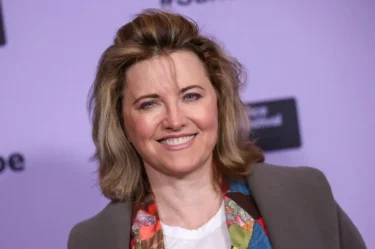 Lucy Lawless se usmívá