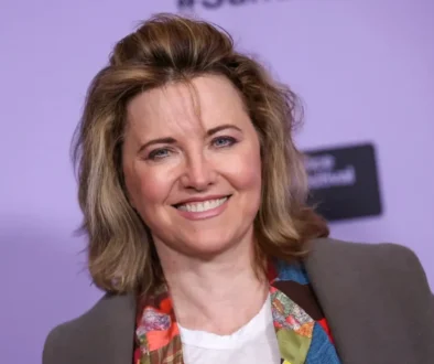 Lucy Lawless se usmívá