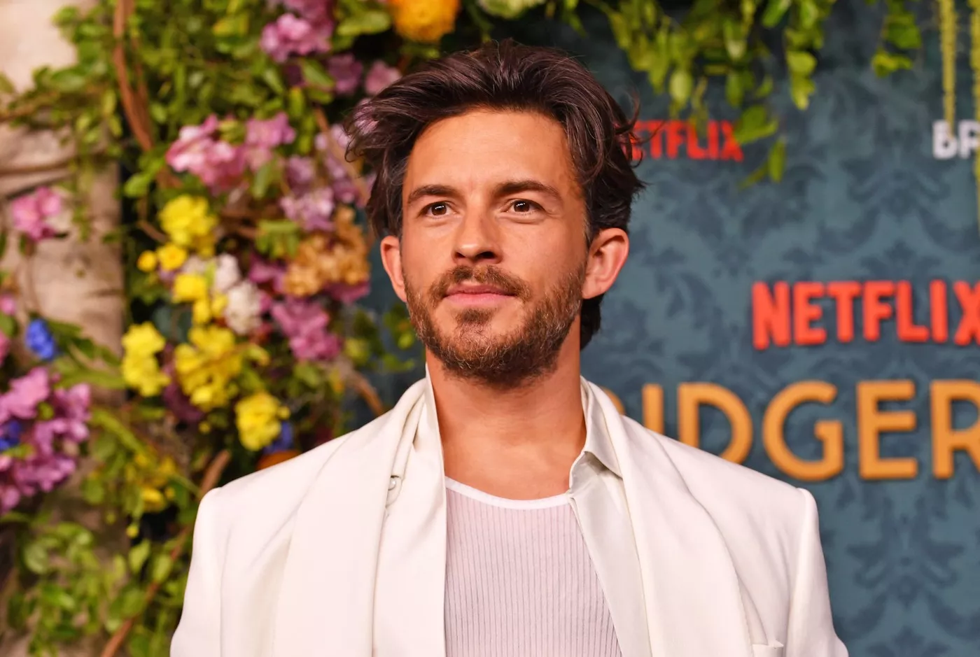 Magazín People vybral Muže roku 2025. Vítězem se stal populární hvězdník ze seriálů Netflix, avšak ženy tento výběr příliš neocení.