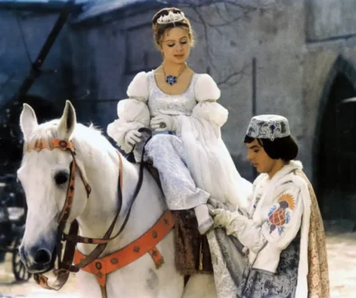 Princ nazouvá střevíček Popelce ve slavné scéně z české pohádky Tři oříšky pro Popelku