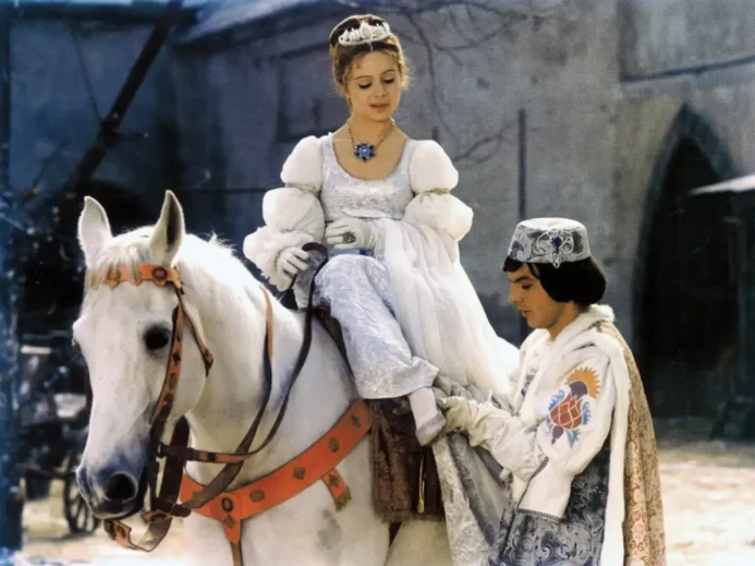 Princ nazouvá střevíček Popelce ve slavné scéně z české pohádky Tři oříšky pro Popelku