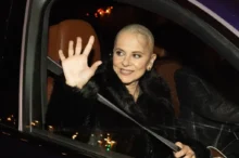 Laďka Něrgešová v autě s oholenouhlavou