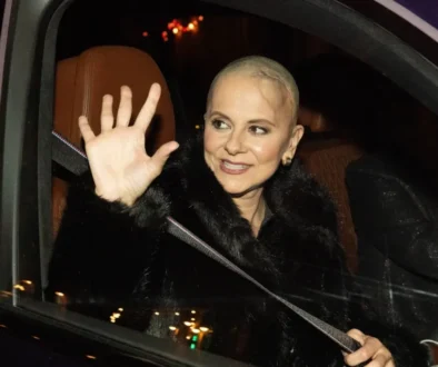 Laďka Něrgešová v autě s oholenouhlavou