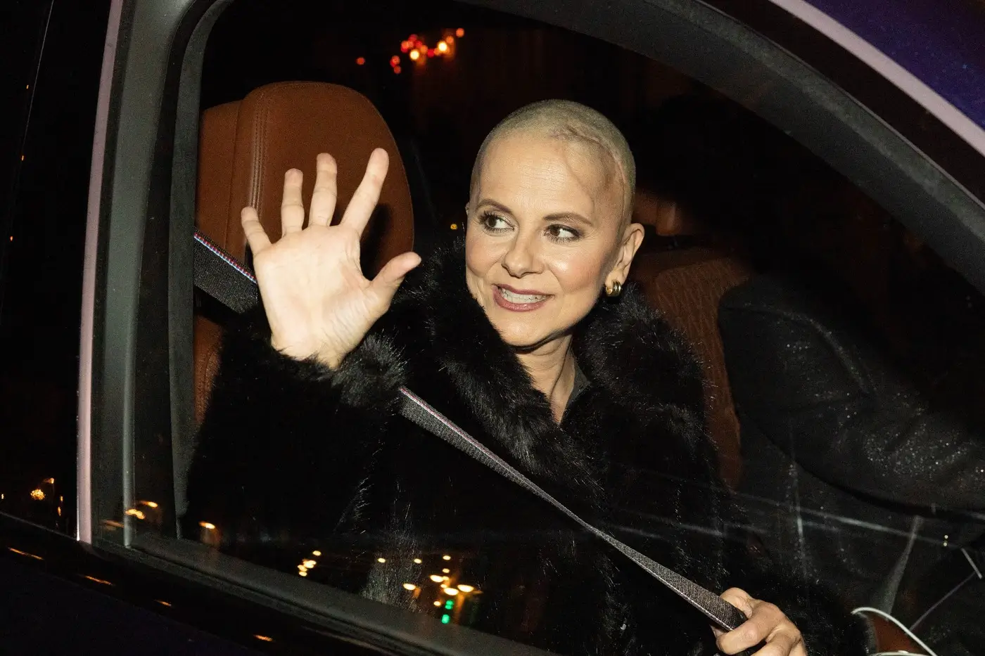 Laďka Něrgešová přetvořila svou velkou jizvu na hlavě v zajímavý prvek a ukazuje, že i zdravotně postižená žena může být přitažlivá a vypadat skvěle.