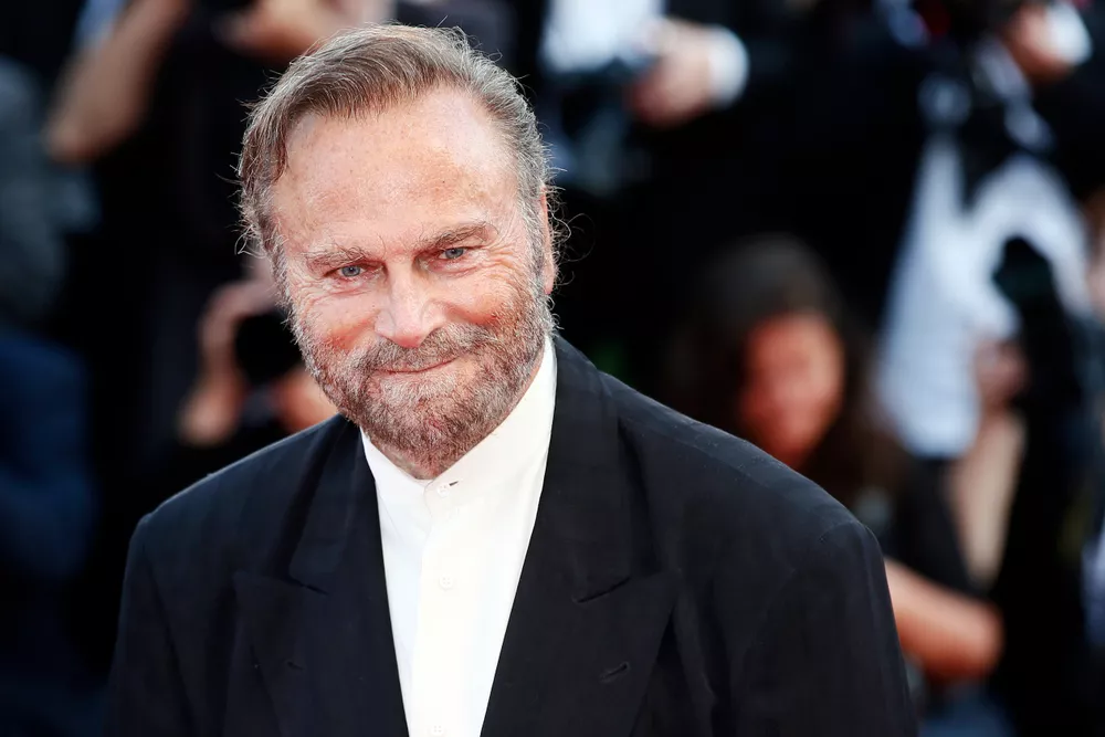 Franco Nero oslavuje své 84. narozeniny. Pořád má rád Českou republiku a okouzlující ženy. Neuvěříte, jak dnes vypadá tento známý herec.