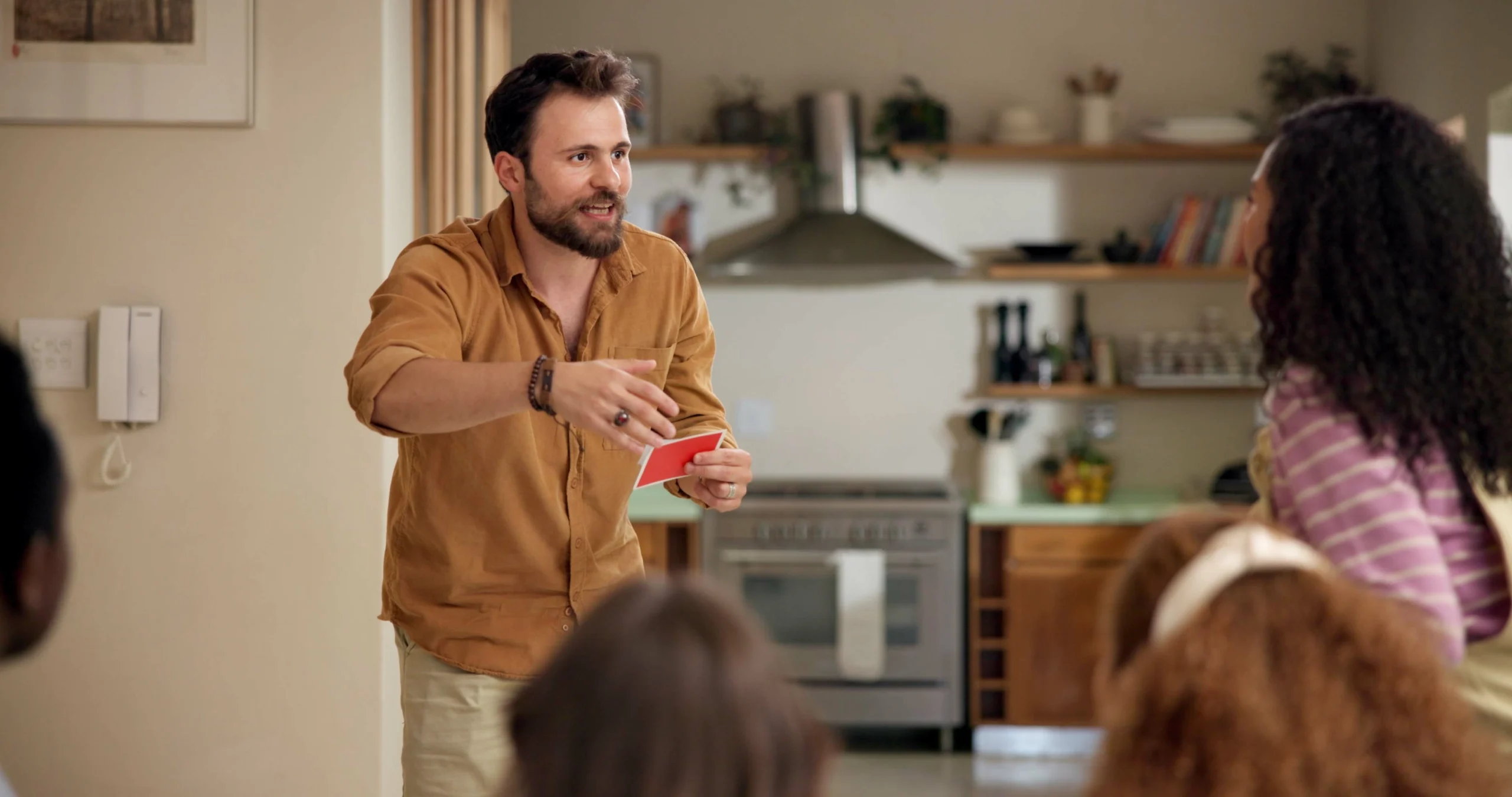 Skupina lidí hraje hru