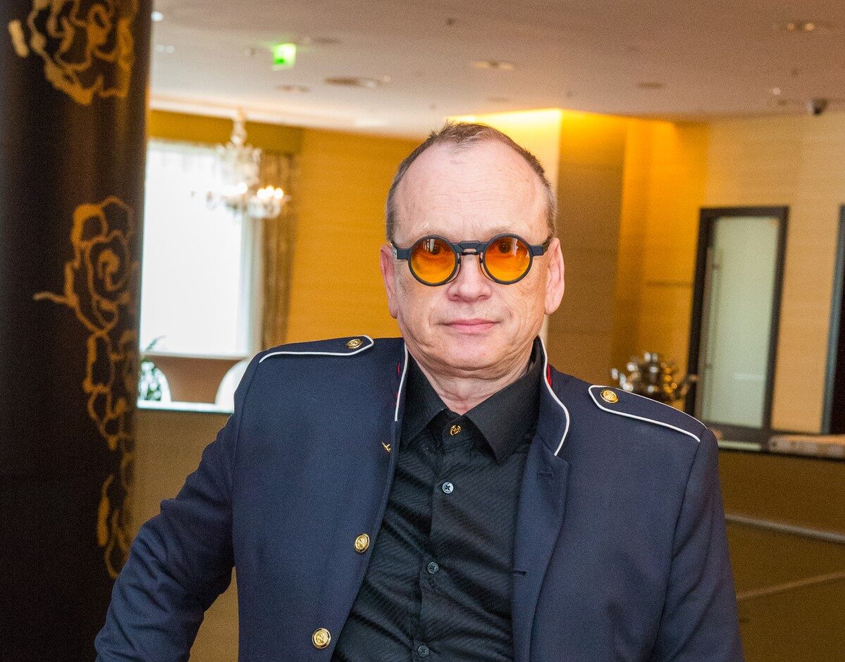 0366437965 - VIPshow Herec Juraj Ďurdiak v tmavém obleku