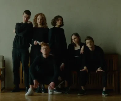 Dasha Plahtiy (druhá zprava) s kolegy při natáčení filmu Goodbye Golovin