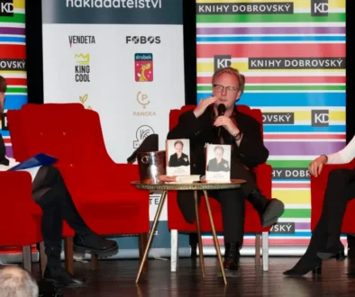 Tři lidé si povídají u stolku