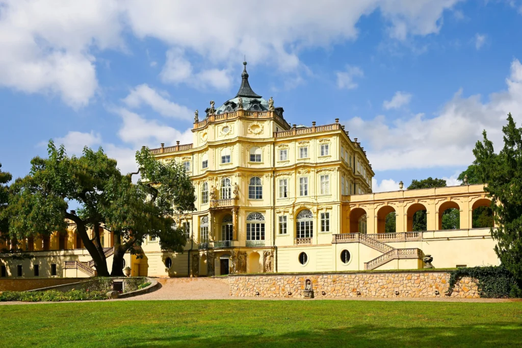 Pohádkový Velen měl své komnaty na zámku Ploskovice Foto: Shutterstock.com - VIPshow Ploskovice - Česká republika, barokní zámek.