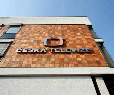 Budova s velkým nápisem Česká televize