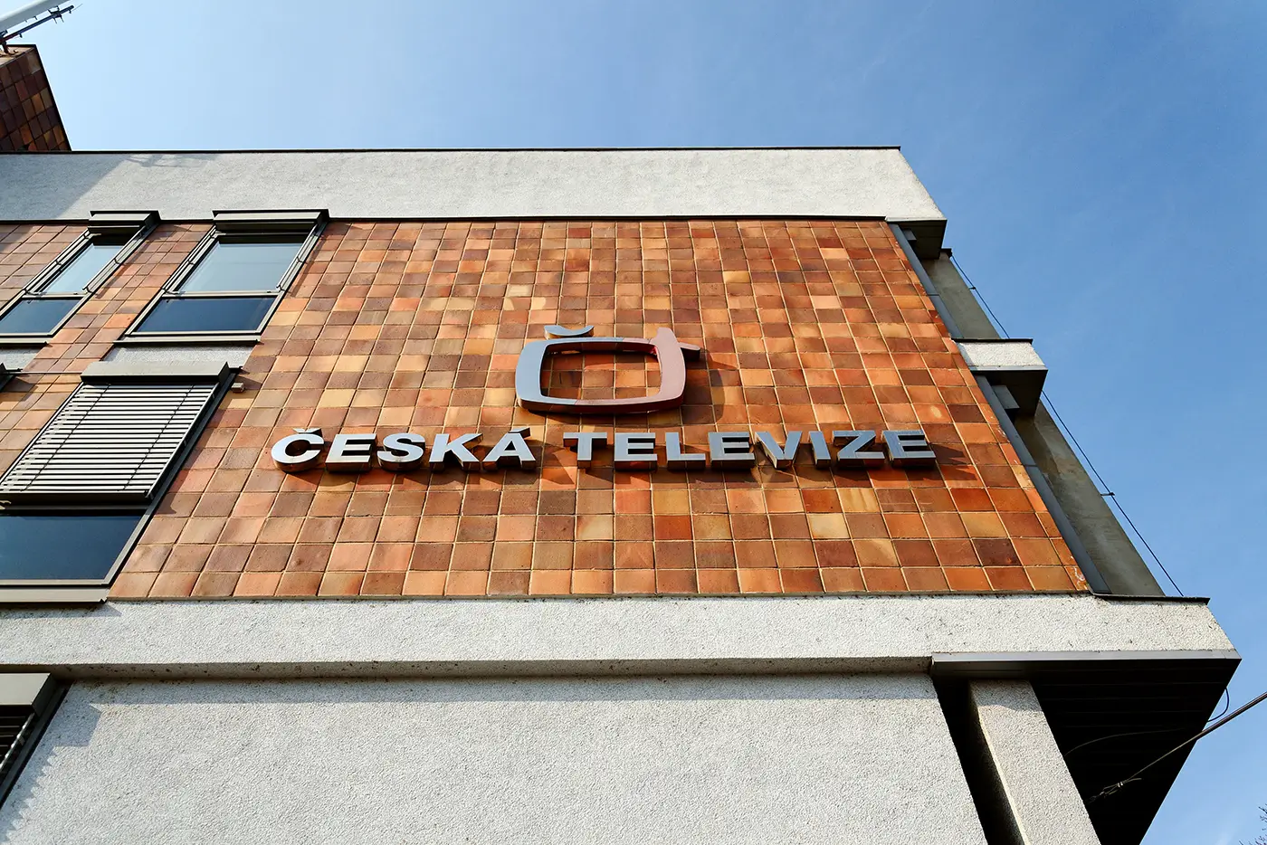 Budova s velkým nápisem Česká televize