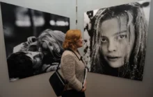 Žena se dívá na výstavě na ženu na fotografii